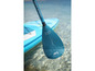 Paddleboard a pádlo Aqua Marina vo vode.
