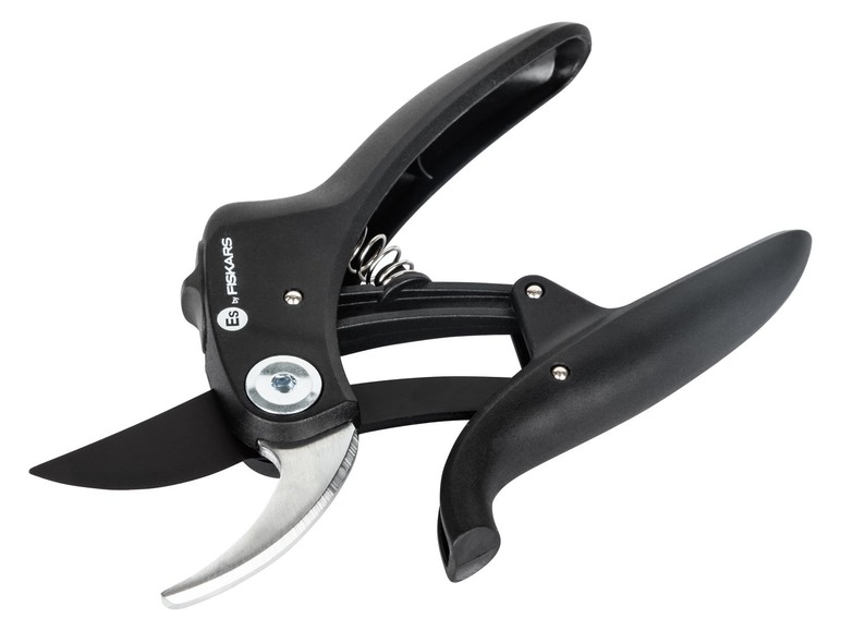 Záhradnícke nožnice Fiskars s čiernymi rukoväťami.