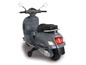Elektrická detská vespa v sivej farbe.