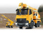 Dve žlté hračkárne žeriavy, Mercedes-Benz a Liebherr.
