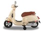 Krémová detská Vespa scooter.