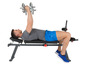 Muž robí bench press s činkami na lavičke.