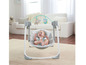 Dieťa v hojdacej stoličke Fisher-Price s hračkami v tvare medvedíka a sovy.