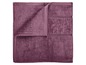 Zložený fialový uterák.