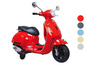 Červený elektrický detský skúter Vespa s pomocnými kolieskami.