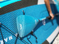 Modrý paddleboard Aqua Marina s pádlom.