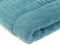 Zložený uterák v modrej farbe.