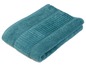 Zložený uterák v teal farbe.