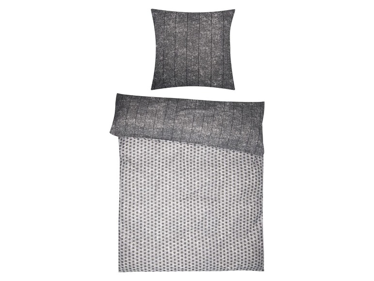 Prikrývka s bodkami a vankúš s pruhmi.