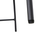 Čierne kovové nohy stoličky s gumovými koncovkami.
