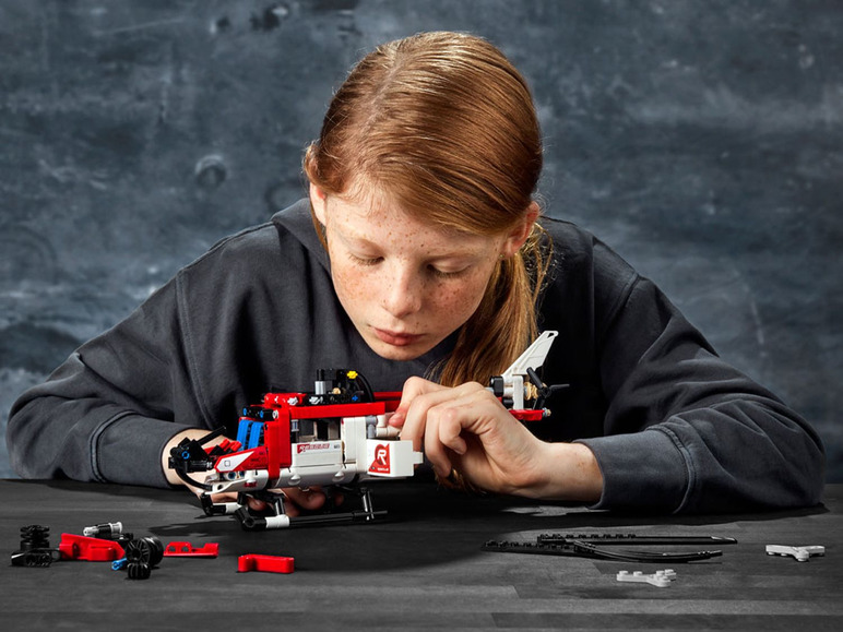 Prejsť na zobrazenie na celú obrazovku: LEGO® Technic Záchranársky vrtuľník 42092 – obrázok 11