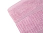 Ružový uterák s reliéfnym vzorom.