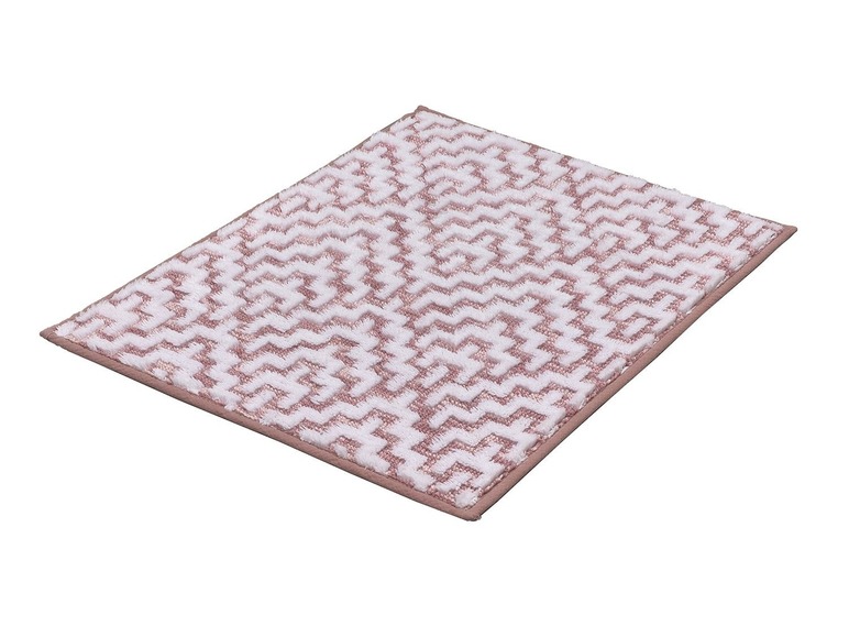 Ružová kúpeľňová podložka s geometrickým vzorom.