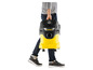 Muž drží žltý vysávač Karcher.