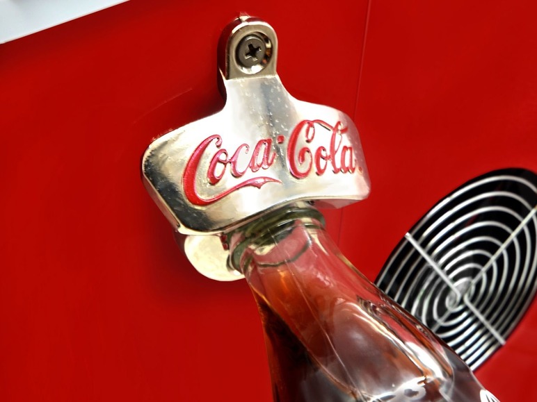 Fľaša Coca-Coly s otváračom na fľaše.