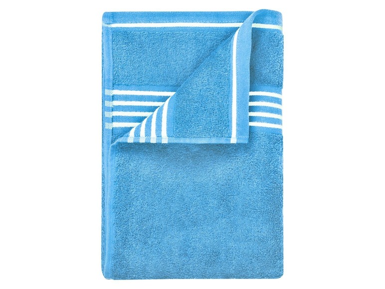 Svetlo modrý uterák s bielymi pruhmi.