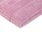 Ružový uterák zložený na bielom pozadí.