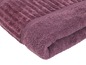 Fialový froté uterák zložený.