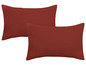 Dva tmavočervené obliečky na vankúše.