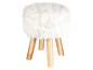 Biela plyšová stolička s drevenými nohami.