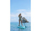 Žena pádluje na nafukovacím paddleboarde Aqua Marina.