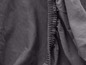 Detail sivého materiálu s elastickým lemom.