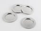 Štyri kruhové kovové podložky v striebornej farbe.