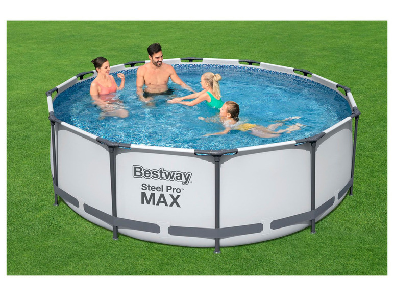 Bazén Bestway Steel Pro MAX s ľuďmi, ktorí sa v ňom kúpu.