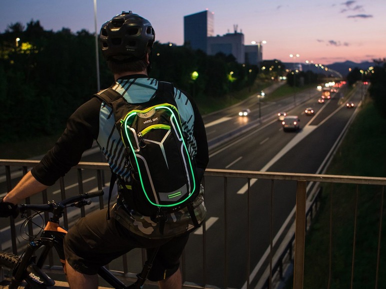 Prejsť na zobrazenie na celú obrazovku: Wheel Bee Cyklistický ruksak s LED svetlom Stelvio Black – obrázok 3