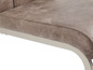 Detailný záber na hnedú koženú stoličku s kovovou základňou.