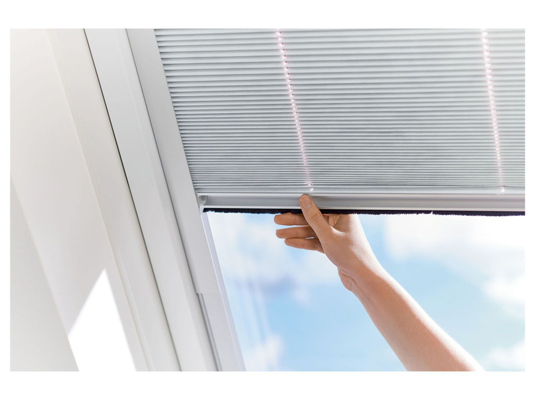 Prejsť na zobrazenie na celú obrazovku: Tepelnoizolačná plisovaná žalúzia na strešné okná Velux, 49,3 x 94 – 116 cm – obrázok 8