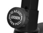 Čierna nastavovacia gombík s nápisom 'To adjust loosen then pull'.
