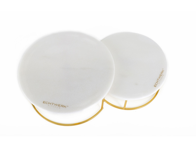 Dve okrúhle mramorové dosky na krájanie so zlatým okrajom od Echtwerk Kitchen.