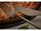 Vidlička a nôž Echtwerk na pizzi.