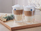 Dva poháre latte macchiato s dvojitým dnom od Bodum na drevenom podnose.