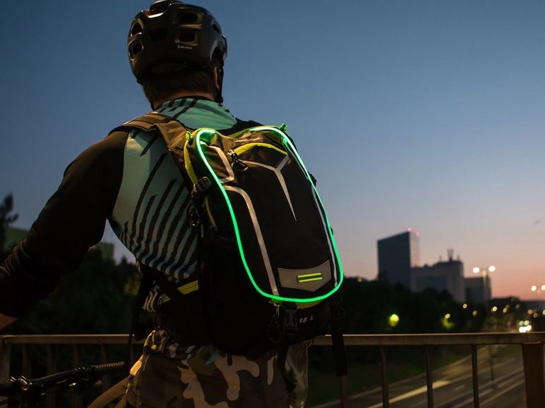 Prejsť na zobrazenie na celú obrazovku: Wheel Bee Cyklistický ruksak s LED svetlom Stelvio Black – obrázok 2