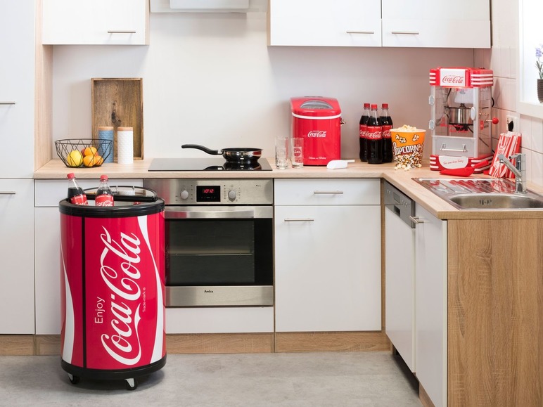 Chladnička Coca-Cola v kuchyni s popcorn strojom.