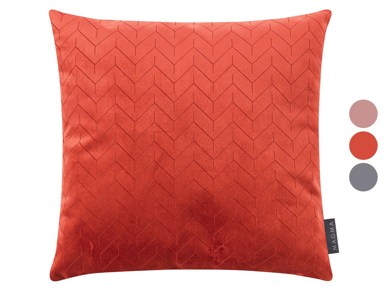 Oranžový vankúš s chevron vzorom od značky Magma.