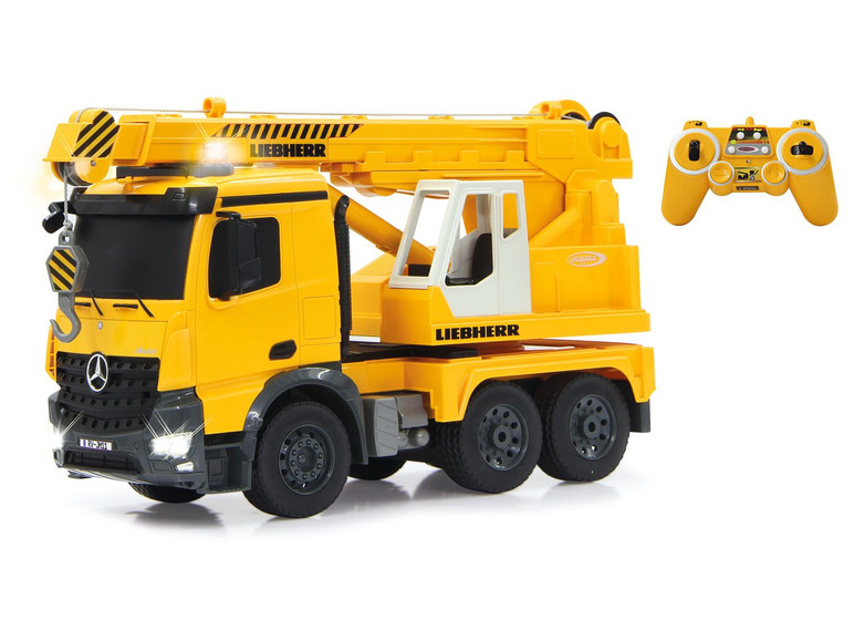 Žltý diaľkovo ovládaný žeriav Liebherr s osvetlením.