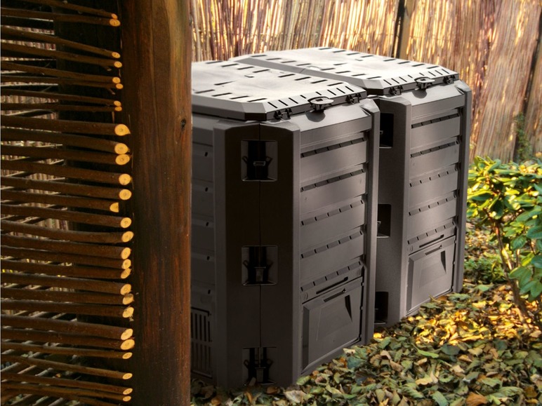 Dva čierne kompostéry v záhrade