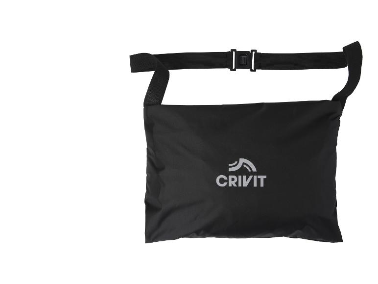 Čierna športová taška Crivit s nastaviteľným popruhom.