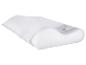 Ortopedický vankúš z pamäťovej peny s bielym poťahom, zobrazený pod uhlom.