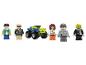 Päť LEGO minifigúrok a modro-žlté LEGO vozidlo na bielom pozadí.