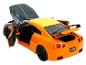 Oranžové hračkárske auto Nissan GT-R s otvorenými dverami a kufrom.