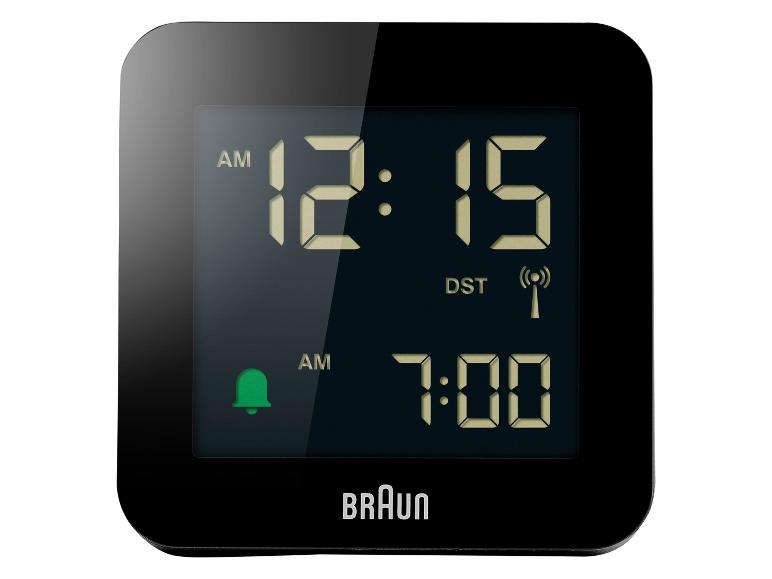 Čierny digitálny budík s displejom zobrazujúcim 12:15 AM a budík nastavený na 7:00 AM.
