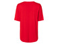 Červené tričko s krátkym rukávom.