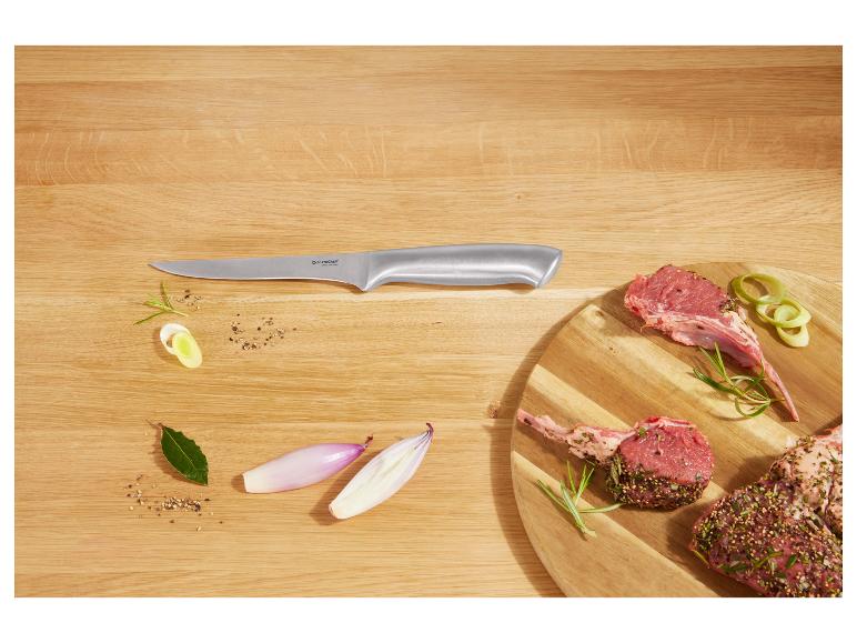 Marinované jahňacie mäso, šalotka, bylinky a nôž na drevenom stole.