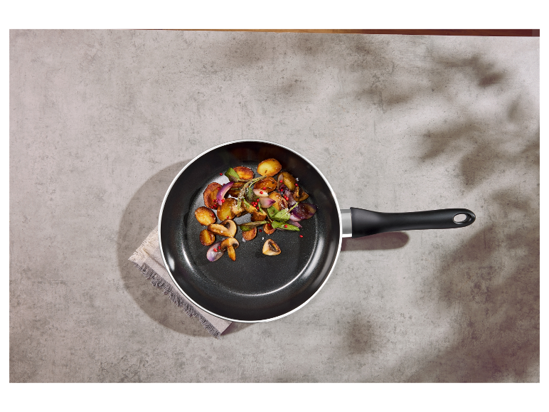 Panvica s pečenými zemiakmi, hubami a cibuľou.