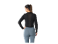 Žena má na sebe čierny športový top a modré legíny.