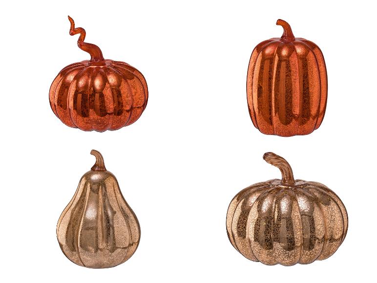 Štyri dekoratívne tekvice zo skla, dve oranžové a dve zlaté.